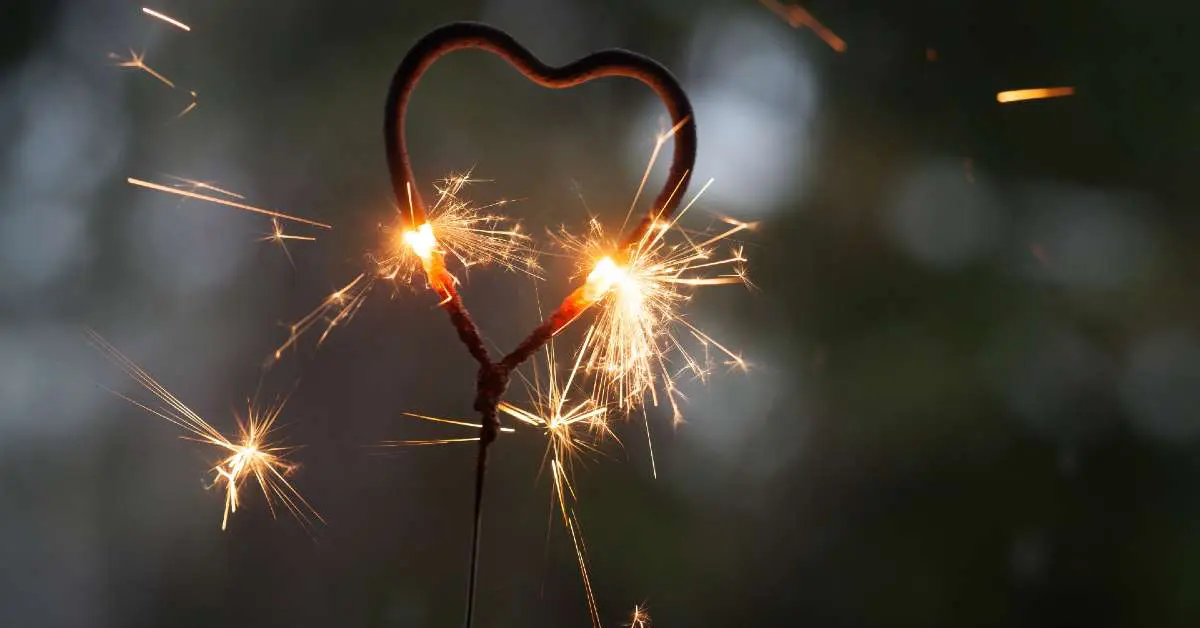 heart-shaped-wedding-sparklers